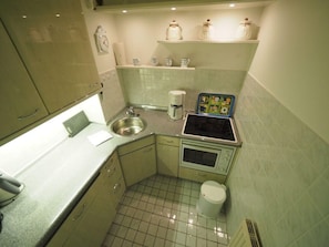 Apartment | Eigene Küche | Kühlschrank, Mikrowelle, Herdplatte, Wasserkocher mit Kaffee-/Teezubehör