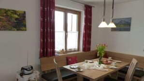 2 bedrooms, cots/infant beds, free WiFi, bed sheets - Allgäuer Landhaus Stocker (Hopferau)
