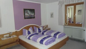 2 bedrooms, cots/infant beds, free WiFi, bed sheets - Allgäuer Landhaus Stocker (Hopferau)