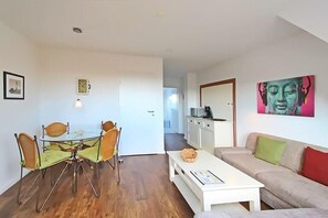 Appartement | Woonkamer | Een televisie en een dvd-speler