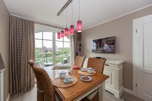 Refrigerador, microondas, placa de cocina, lavavajillas