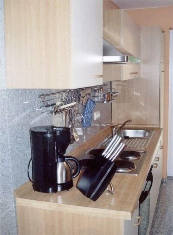 Apartment | Eigene Küche | Kühlschrank, Mikrowelle, Herdplatte, Wasserkocher mit Kaffee-/Teezubehör