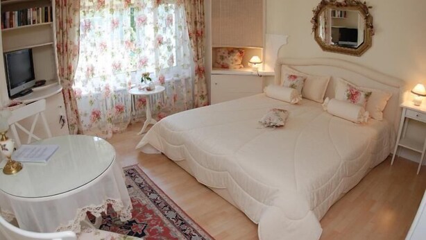 Room - Blütenrausch (Kuesnacht)