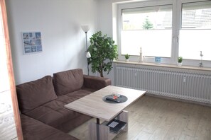 Apartment | Wohnzimmer | Fernseher, DVD-Player