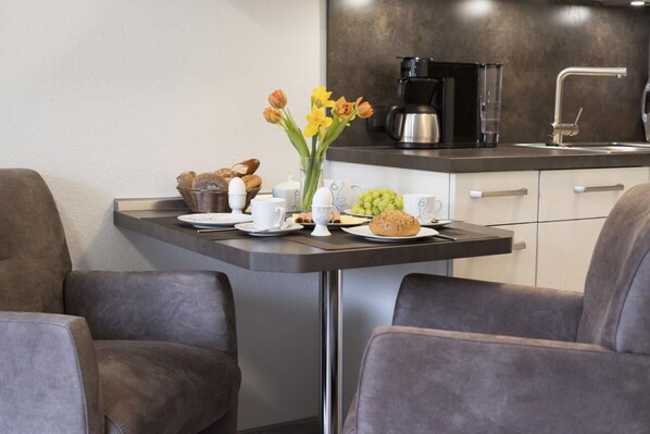 Apartment | Eigene Küche | Kühlschrank, Herdplatte, Geschirrspüler