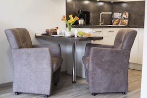 Apartment | Eigene Küche | Kühlschrank, Herdplatte, Geschirrspüler