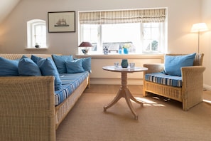 Apartment | Wohnzimmer | Fernseher, DVD-Player