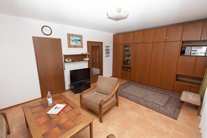 Apartment | Wohnzimmer | Fernseher, DVD-Player