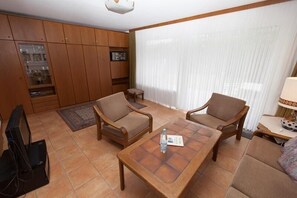 Apartment | Wohnzimmer | Fernseher, DVD-Player