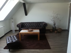 Apartment | Wohnzimmer | Fernseher, Kamin, DVD-Player