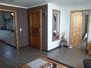 Fernseher, Kamin, DVD-Player