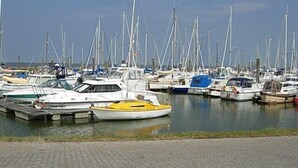 A marina with various boats docked. - Nordsee-ferienanlage -wohnung Langeoog- (Dornum)
