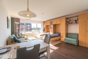 Appartement (Holiday Residenz) | Woonkamer | Een televisie