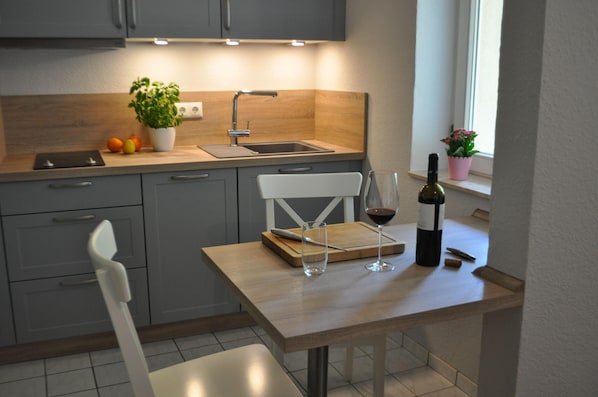 Apartment | Eigene Küche | Kühlschrank, Herdplatte, Geschirrspüler