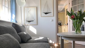 Apartment | Living room | TV, fireplace - Ferienwohnung Friesenglück (Nebel)