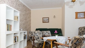 Apartment | Living room | TV - Preisgünstige Ferienwohnung in Bergen auf Rügen in Zentraler Ruhiger Lage (Bergen auf Ruegen)