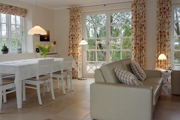 Apartment | Wohnzimmer | Fernseher, Kamin