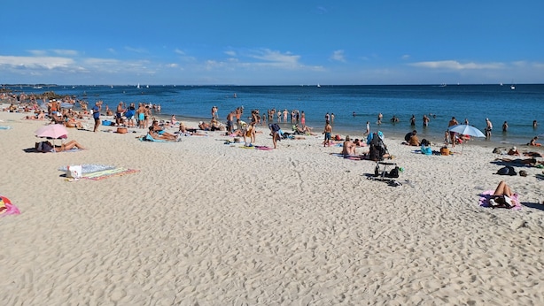 A crowded beach with people sunbathing and swimming. - PORT AN DRO - Studio in holiday rental in Carnac - UD98 (Carnac)