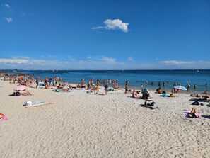 A crowded beach with people sunbathing and swimming. - PORT AN DRO - Studio in holiday rental in Carnac - UD98 (Carnac)