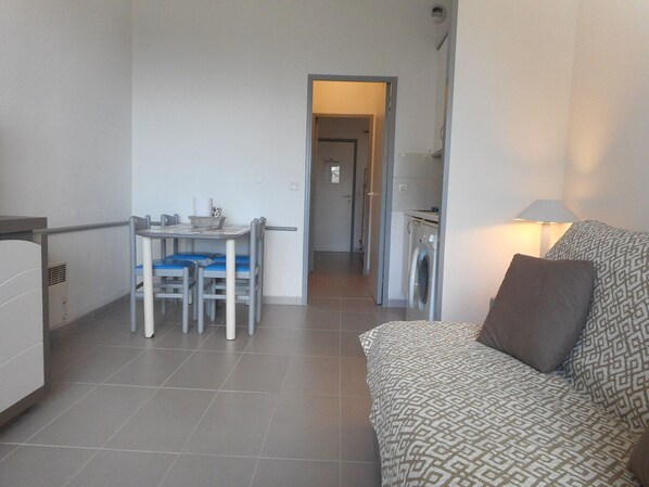 Interior - Seafront Studio, Sleeps 4, Terrace with Sea & Garden View, Free WiFi, Accessible (Villeneuve-Loubet)