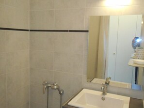 Bathroom - Seafront Studio, Sleeps 4, Terrace with Sea & Garden View, Free WiFi, Accessible (Villeneuve-Loubet)