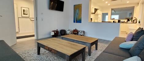 Télévision à écran plat, chaîne hi-fi