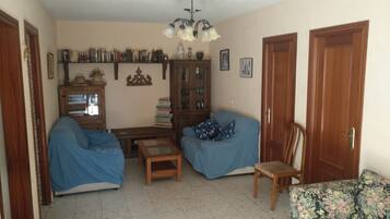 Tv, pejs, dvd-afspiller, bøger