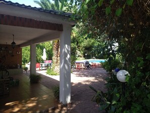 A covered patio area with a pool, outdoor seating, and a pergola. - Quinta La Alpujarra (Batres)