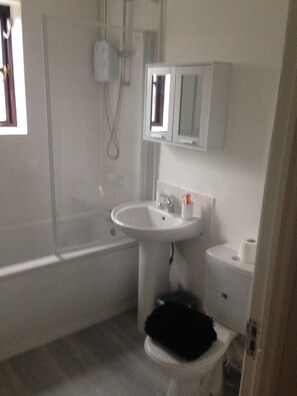 Apartment (2 Bedroom) | Bathroom | Towels, soap