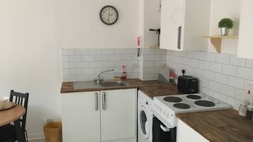 Apartment (2 Bedroom) | Private kitchen | Fridge, microwave, oven, electric kettle