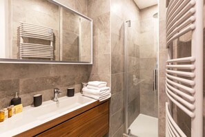 Dusche, Haartrockner, Handtücher
