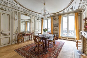 Dining - Classical Features in the 9th, by Veeve (Paris)