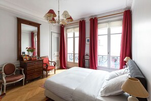 3 bedrooms, desk, WiFi, bed sheets - Classical Features in the 9th, by Veeve (Paris)