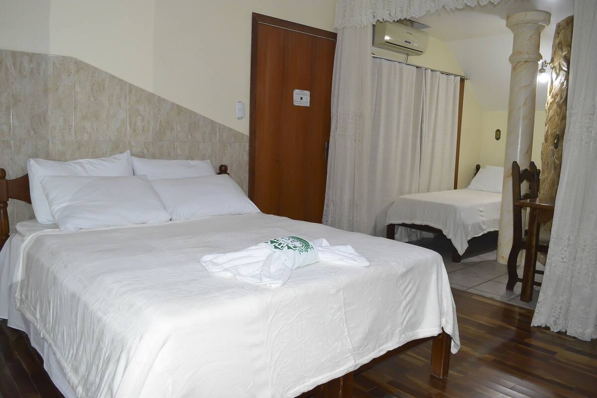 Phòng 4 Economy | Minibar với thức uống miễn phí, bàn