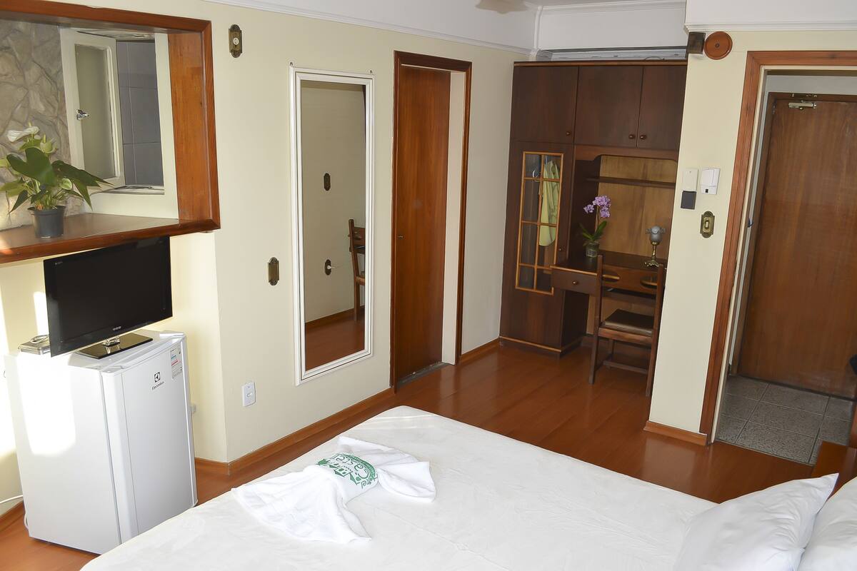 Phòng đôi | Minibar với thức uống miễn phí, bàn