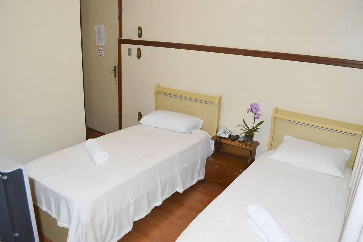 Minibar với thức uống miễn phí, bàn