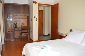 มินิบาร์ฟรี, โต๊ะทำงาน, พื้นที่ทำงานแบบใช้แล็ปท็อป, Wi-Fi ฟรี