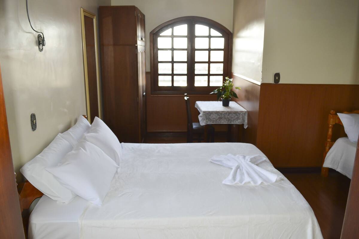 Phòng 3 Economy | Minibar với thức uống miễn phí, bàn