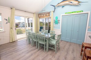 Dining - Walk to Beach, Lighthouse & Historic Corolla, Near Corolla Adventure Park, Pool & Hot Tub (Corolla)