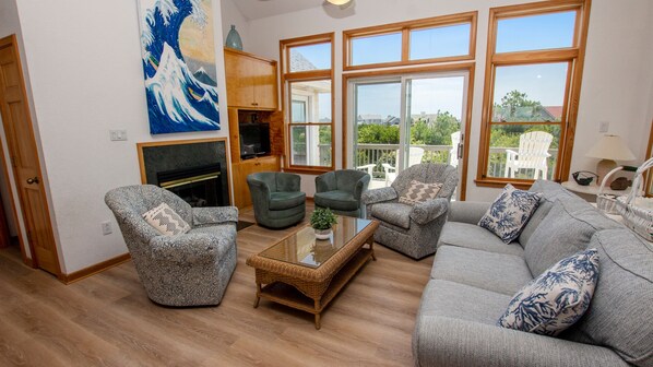 Téléviseur, foyer, lecteur de DVD, table de baby-foot