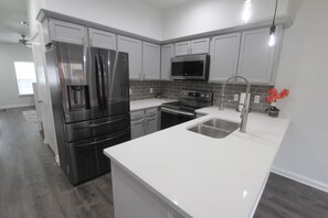 ثلاجة، ميكروويف، فرن، موقد طهي مسطح