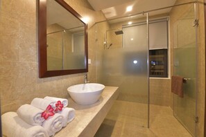 Duschwanne, Haartrockner, Bidet, Handtücher