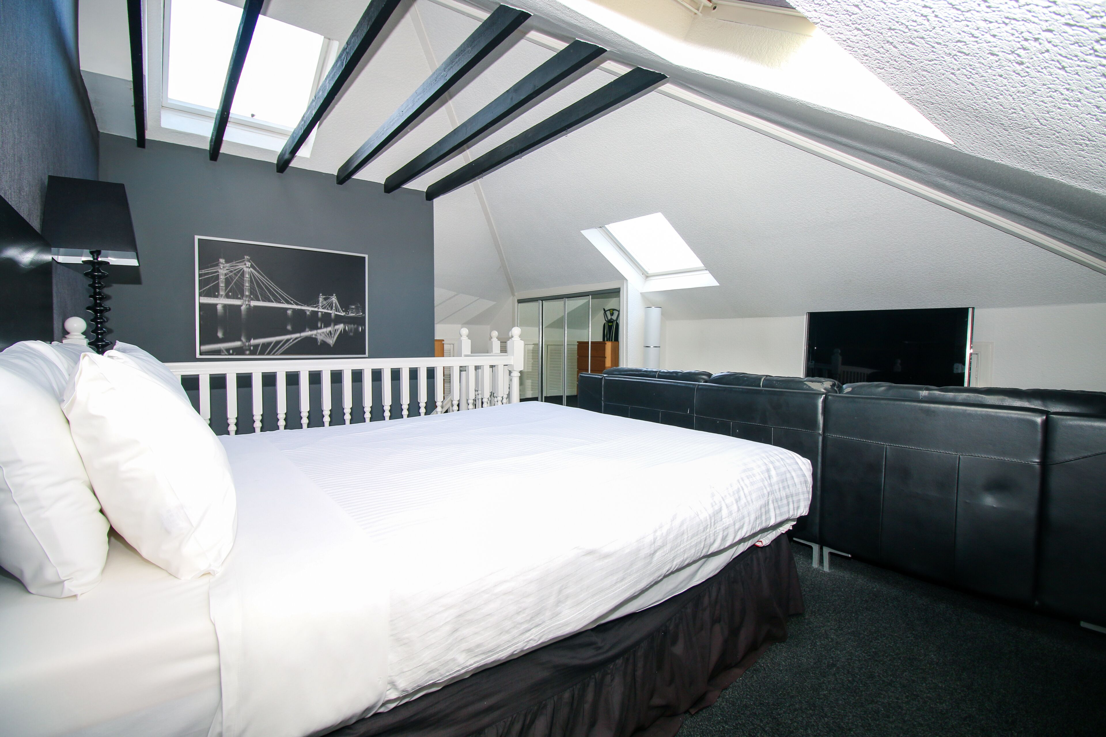 Phòng đôi Deluxe | Trang trí khác biệt, trang bị nội thất với thiết kế riêng biệt, bàn 