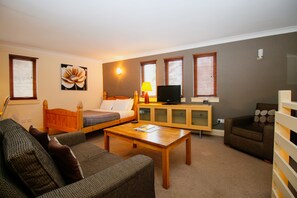 行政公寓 | 特色装修、特色家居、办公桌、笔记本电脑工作区