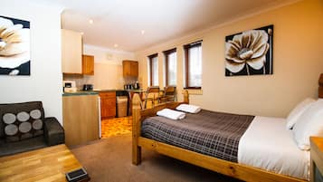 Executive Apartment | Individually decorated, individually furnished, desk, laptop workspace