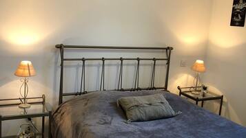 1 slaapkamer, een bureau, gratis wifi, beddengoed