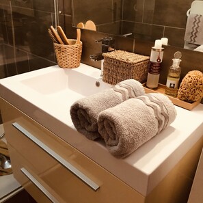 Douche, sèche-cheveux, serviettes fournies, savon