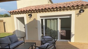 Unclassified image, 4 of 27, button - Le Zen: an air-conditioned house with a pool and a private pool house. (L'Isle-sur-la-Sorgue)