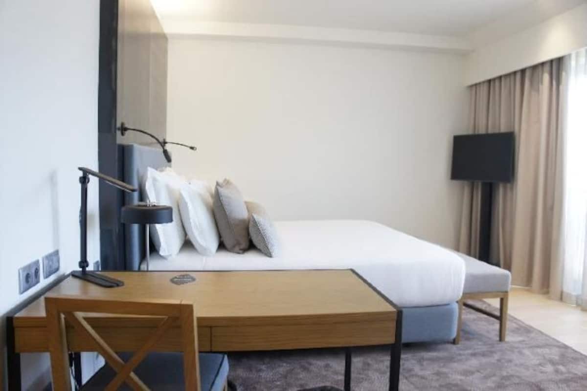 Minibar, in-room safe, desk, blackout curtains