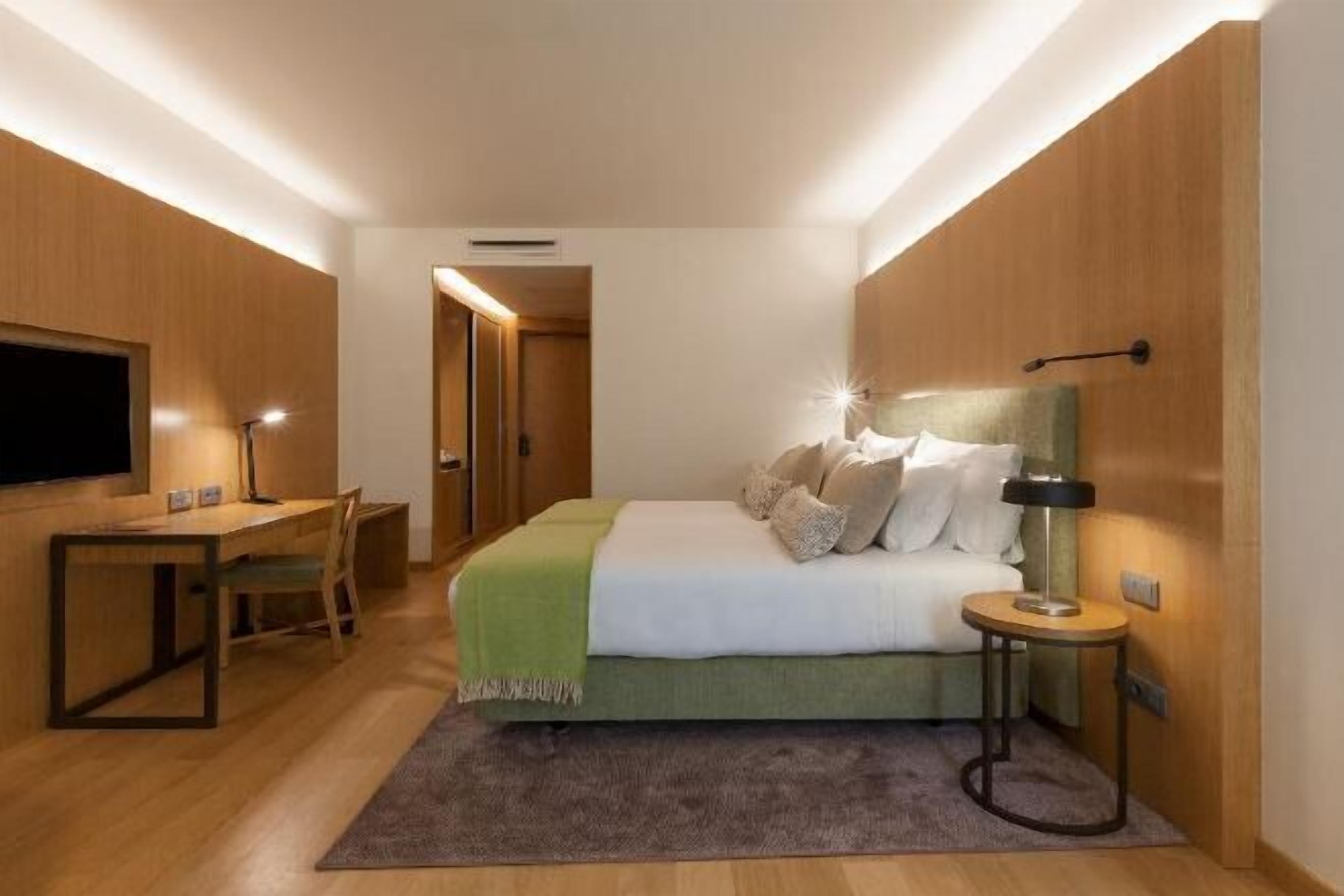 Minibar, safe på rommet, skrivebord og blendingsgardiner